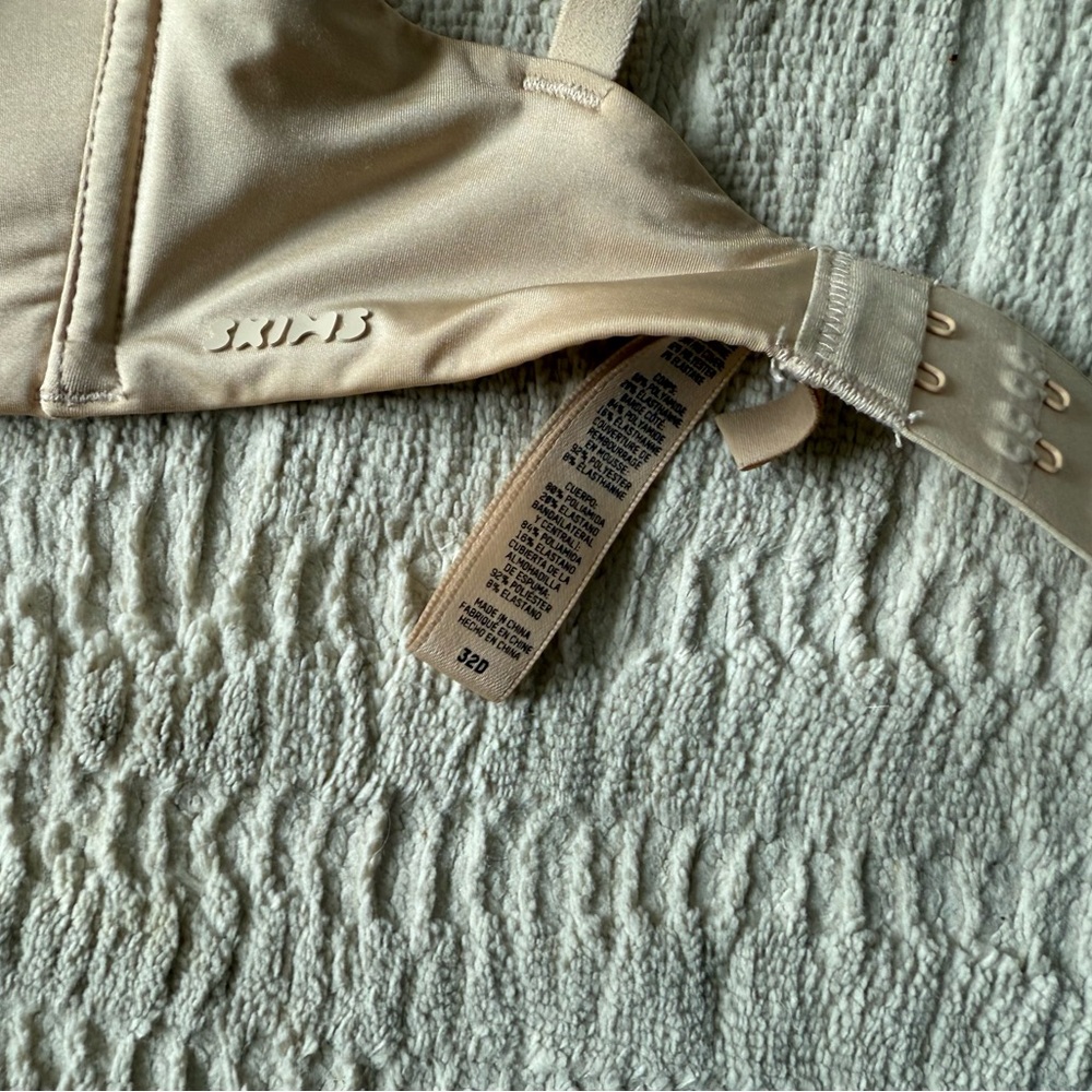 SKIMS Cream Bras - Picture 3 of 3
